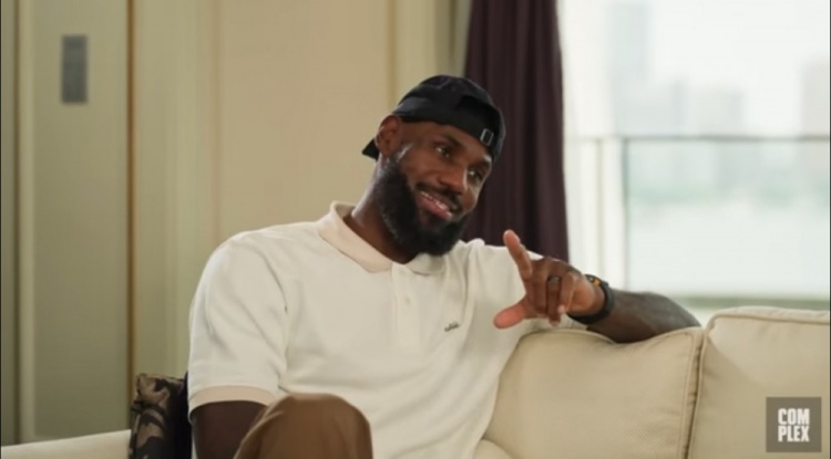 詹姆斯：我和朋友打高尔夫时不太被人打扰 在上海我们冒着大雨打