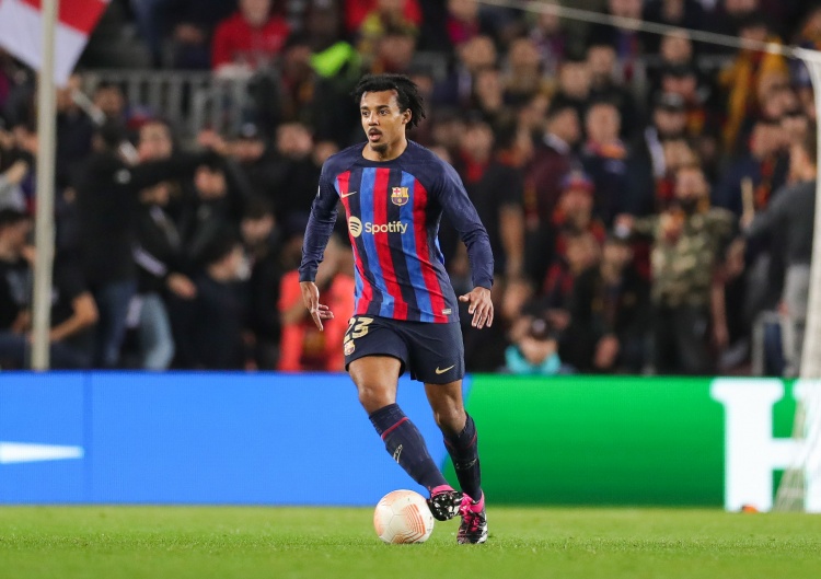 每体：孔德对训练前的训练情有独钟，邻居常看到他早上七点晨练